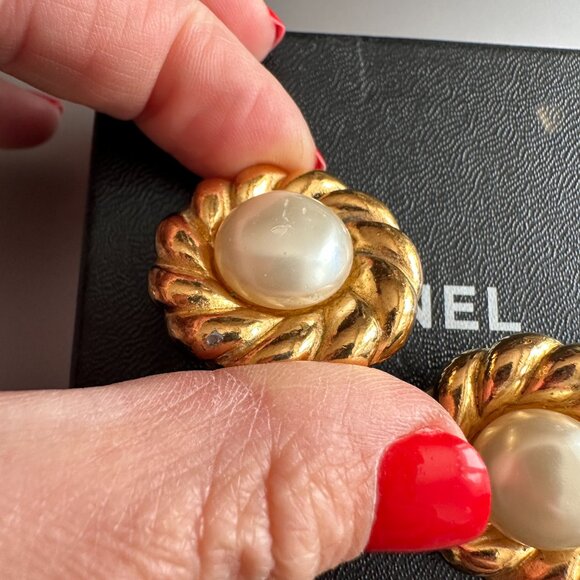 PREOWNED Chanel Vintage Gold-Plated Faux Pearl Clip On Earrings (with Box) - Picture 5 of 8